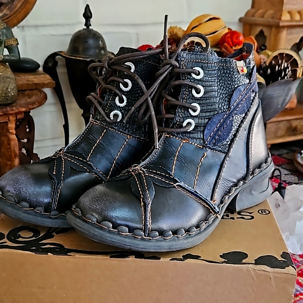 Ma Eyes Real  Distressed Leather Boots size 7 Black